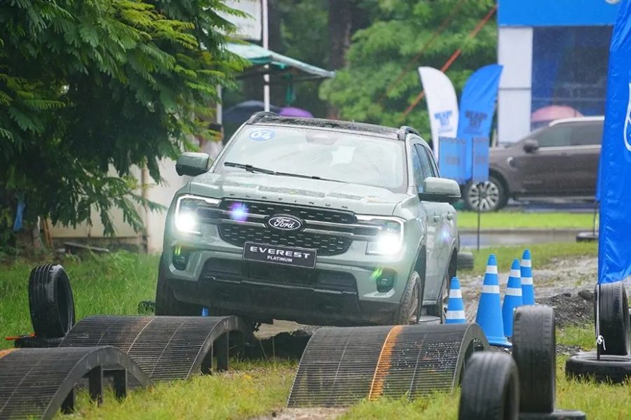 Ford Everest Platinum vượt bài sa hình lốp xe tại khu lái thử chuỗi sự kiện Ready Set Ford